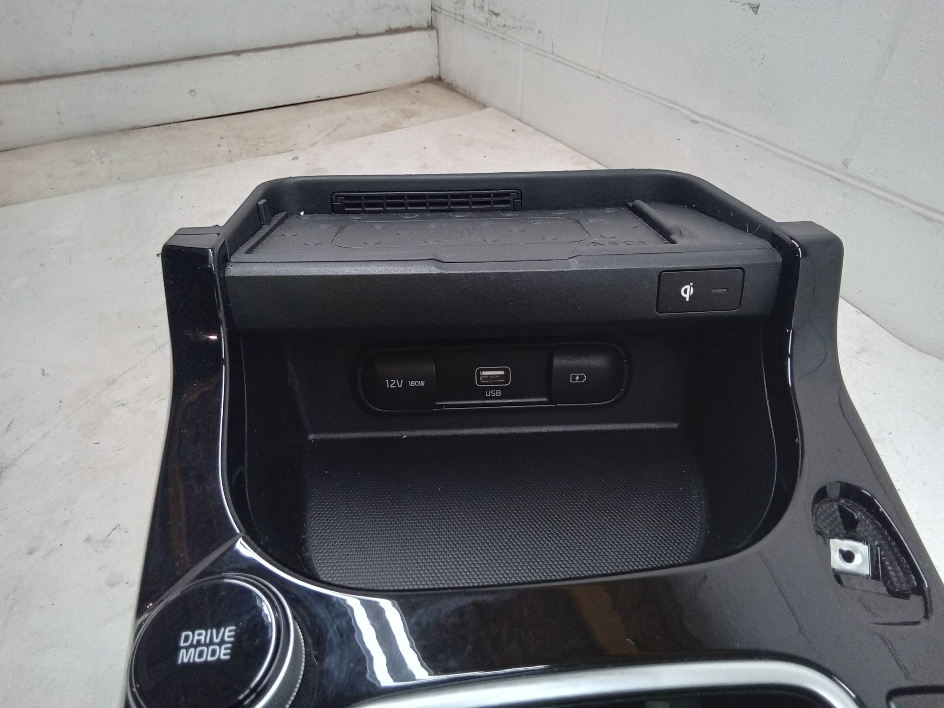 Console 21 Charger Center Pre-Owned (Good) Kia And W/ Ports Seltos Floor Phone