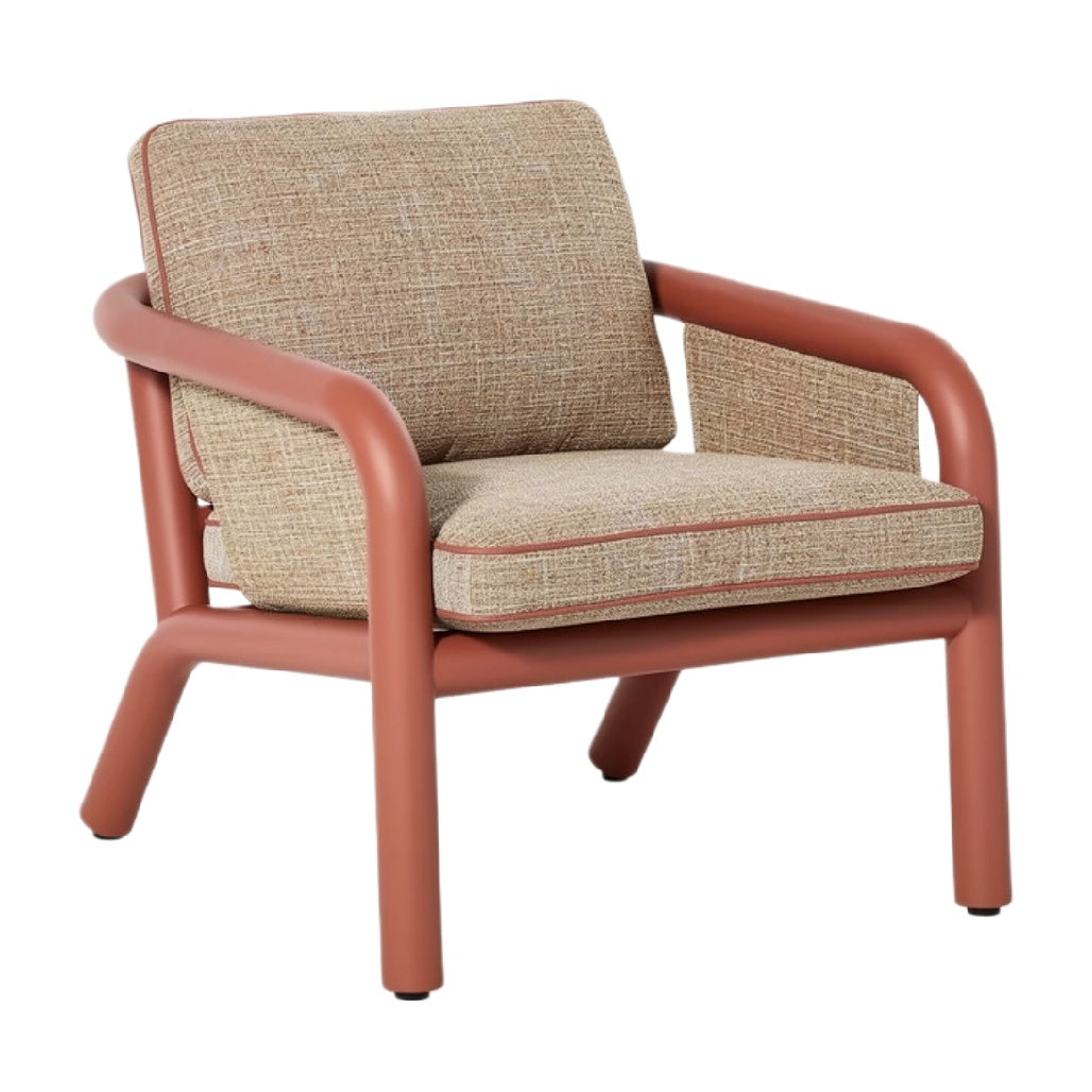 Moderne fauteuil met vegan lederen armleuningen en stofkussen